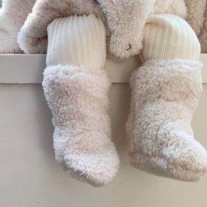 Ando Baby Shoes Teddy Leg Warmer Booties in Creme size 0-12 months